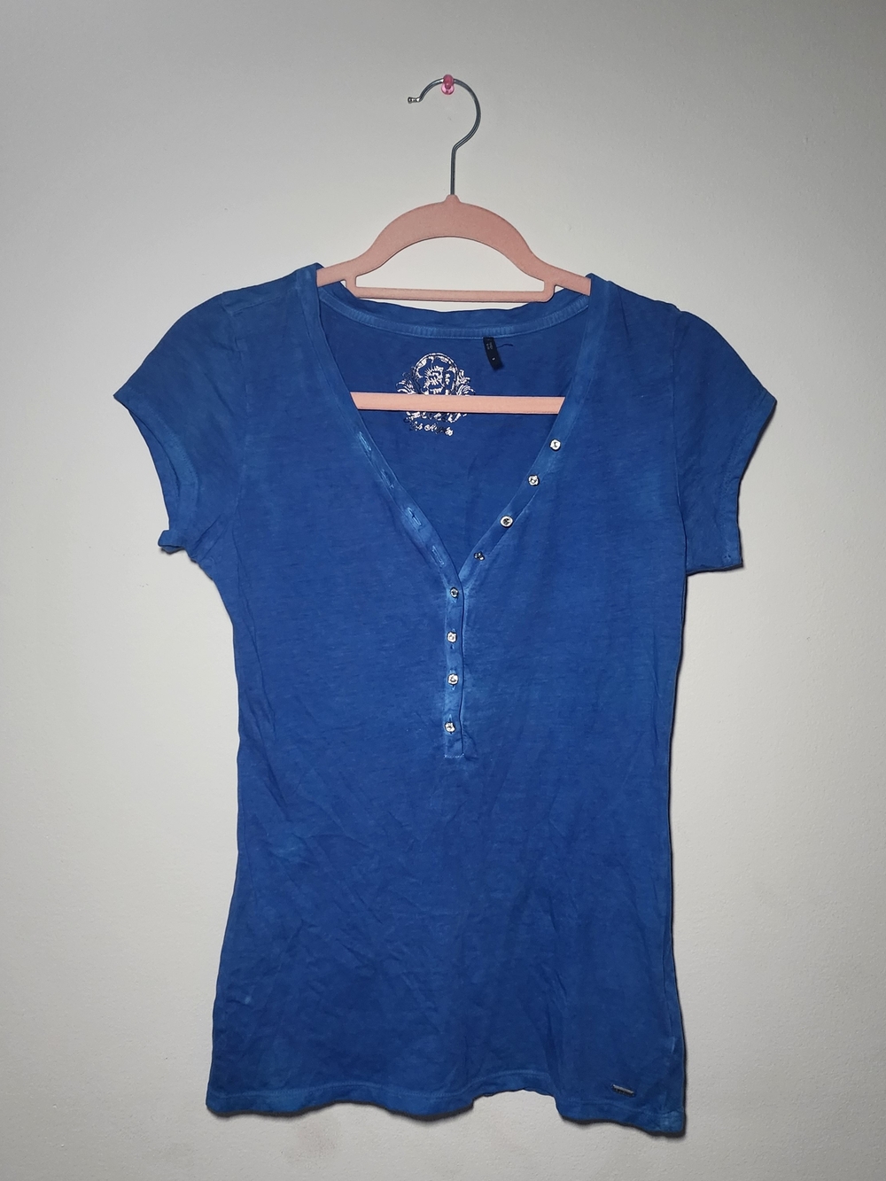 Guess Blue Acid-Wash Henley Tee | Y2K Fitted Button Top